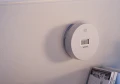 Czujnik 2w1 Czadu i Dymu SafeMi SHCS-10D na ścianie 2.webp