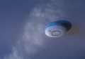 Czujnik Dymu SafeMi SHS-10W nocą w dymie.webp