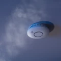 Czujnik Dymu SafeMi SHS-10S nocą w dymie 2.webp