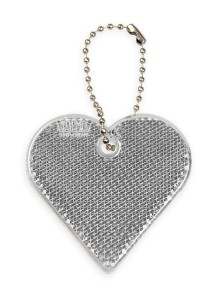 Zawieszka odblaskowa twarda premium z CE bez nadruku - Serce /czarny/ 068